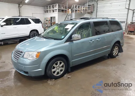 2010 Chrysler Town & Country Touring Plus z USA, uszkodzony, nr VIN 2A4RR8D16AR398542